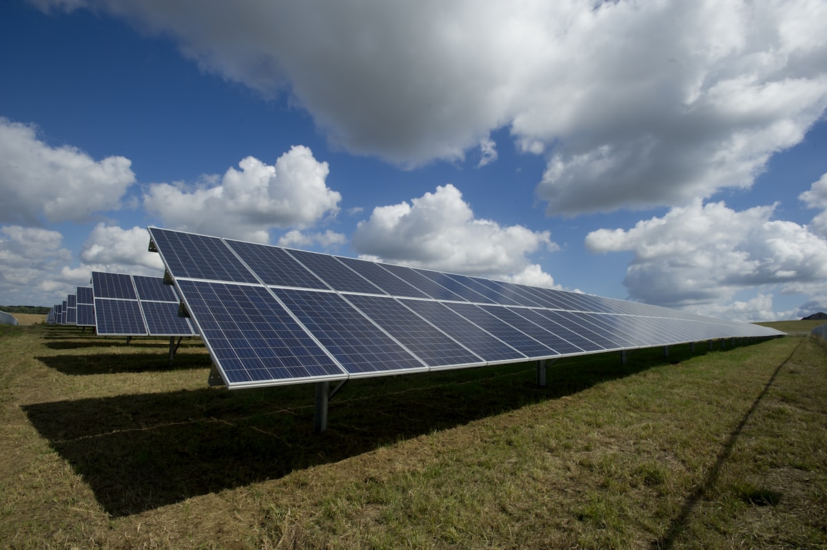 Panel surya dan instalasi energi ramah lingkungan